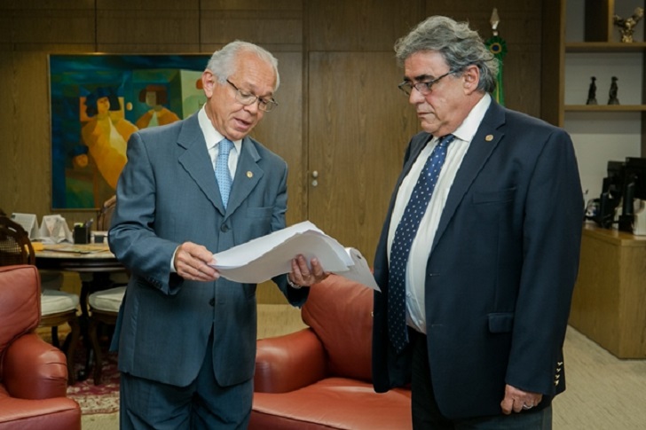 Foto do ministro Brito Pereira com o ministro Aloysio Corrêa da Veiga