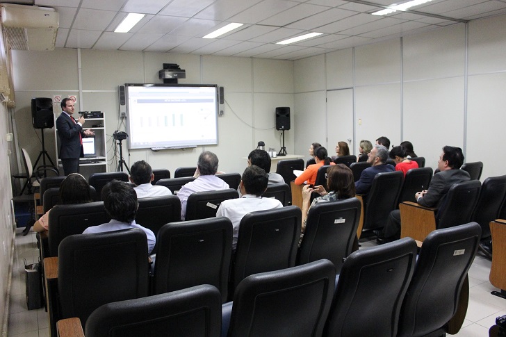 O Coordenador da COGES apresentando para gestores os resultados institucionais do TRT8 no ano de 2017