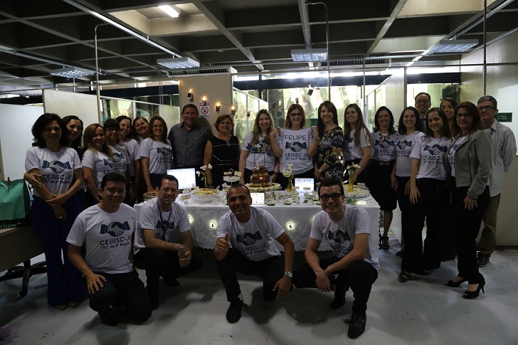 Foto de toda a equipe que atua no CEJUSC - Quintal da Conciliação