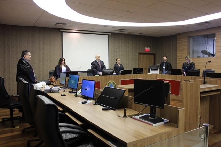 Desembargadores da 2ª Turma de pé em homenagem ao juiz Elder Lisboa.