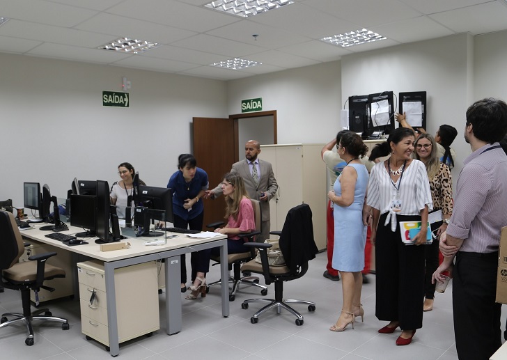 Fotos dos servidores trabalhando durante a mudança.