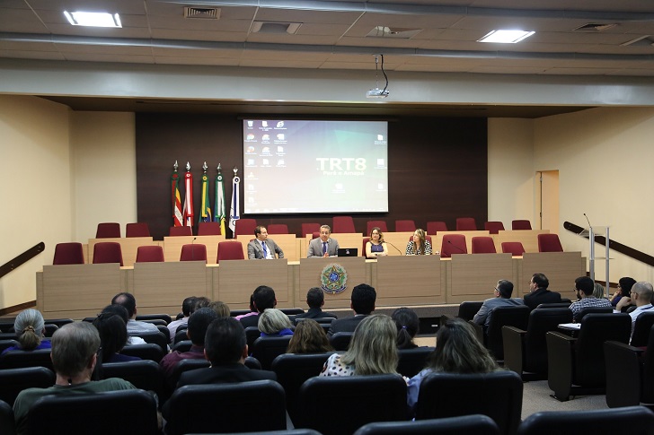 Foto do desembargador Walter Paro, Rodopiano Neto, Liliane Calixto e Cristiane Abreu do Nascimento falando para servidores.