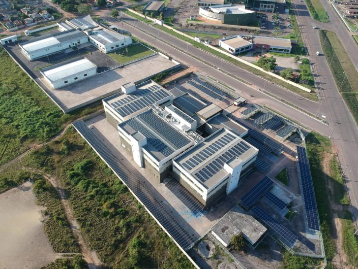 Vista área do Fórum trabalhista de Macapá que mostram as placas de energia solar instaladas na cobertura do prédio.