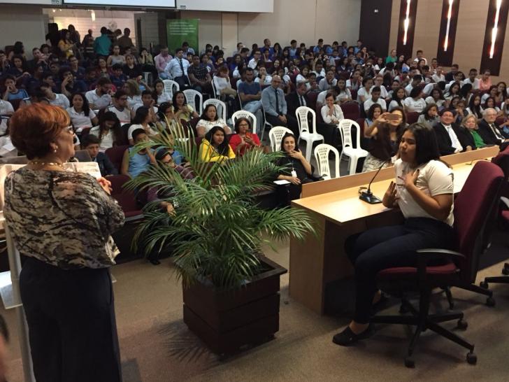 Desembargadora Luzia Nadya conversando com aluna durante a palestra