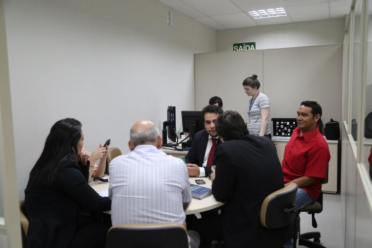 Advogados, partes e magistrados nas salas de conciliação.