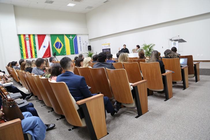 Na foto, auditório ocupado por juízes do trabalho e ao fundo, mesa com os palestrantes.