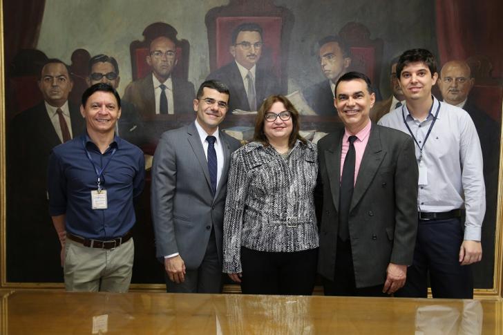 Na foto, servidor empossado ao lado de outros servidores que participaram da cerimônia.
