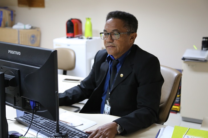 Coordenador de Segurança do TRT8 trabalhando em frente ao seu computador.