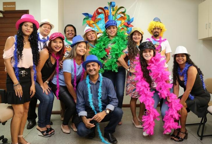 Coordenadores, afilhados e padrinhos do projeto com adereços coloridos de carnaval