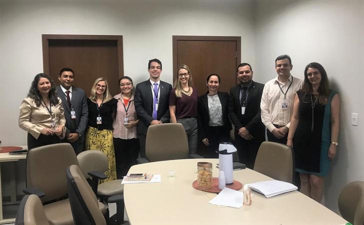 membros da Comissão Permanente de Gestão Ambiental reunidos na sala do CEJUSC