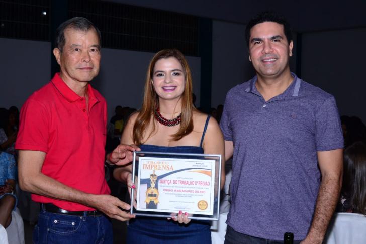 Juíza recebendo Troféu Imprensa