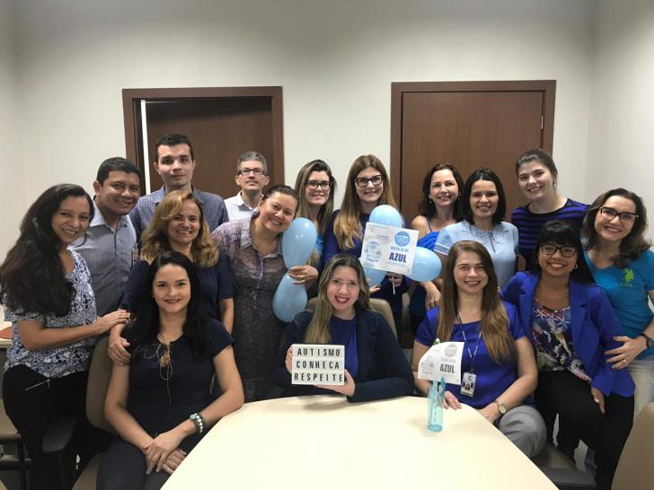 servidores todos de azul em campanha de conscientização.