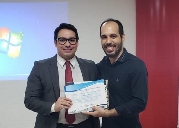 Servidor do TRT8 recebendo certificado de participação em evento nacional