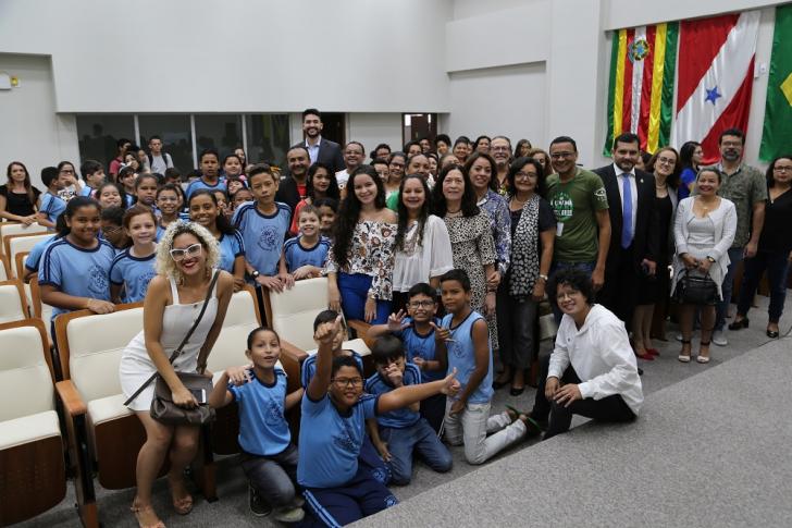 No auditório, juízas , parceiros, voluntários e estudantes que participam do projeto posam para foto.