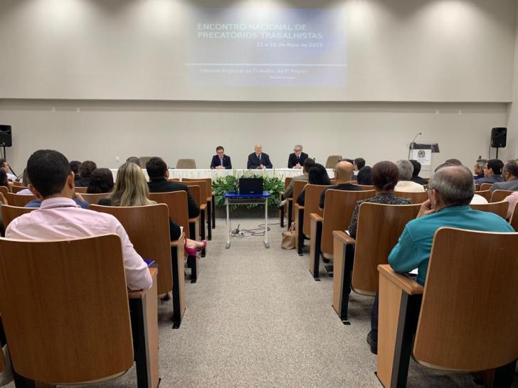 Pessoas reunidas em um Auditorio
