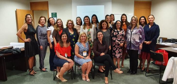 Foto de juízas reunidas