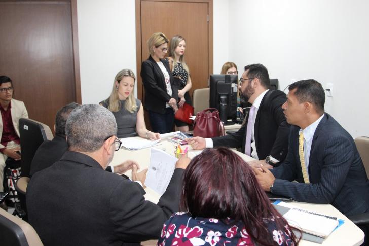 imagens de pessoas reunidas em uma mesa conciliando.