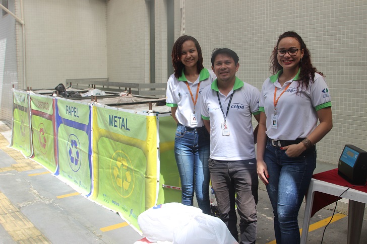 equipe da ecocelpa em frente ao depósito de resíduos