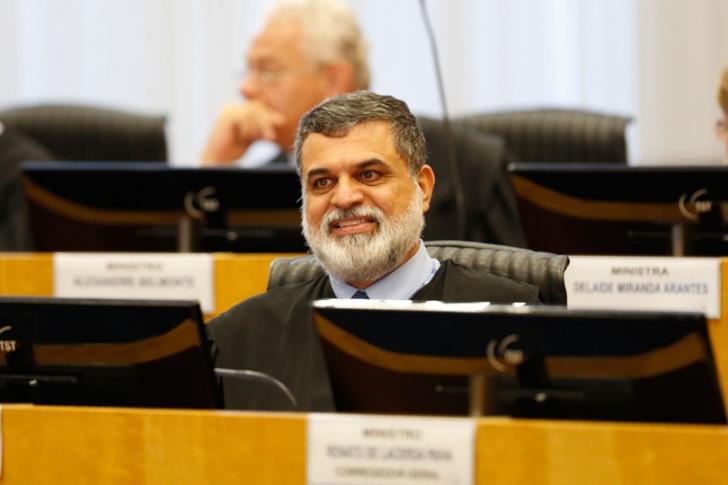 Foto mostra o ministro Lelio Corrêa em sessão do TST