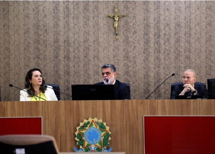 Presidente do Tribunal ao Lado no Ministro Corregedor Geral e Secretario do Ministro em uma Sessão no Pleno
