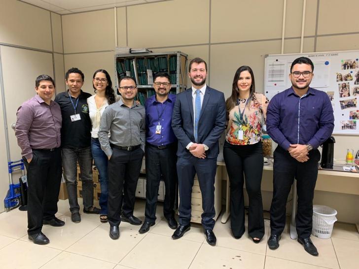 Foto mostra novo Juiz do Trabalho e equipe da VT de Marabá.