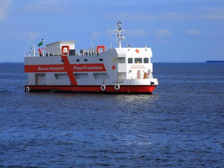 Barco-hospital no rio