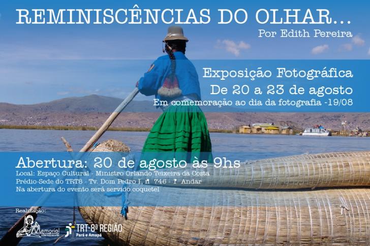 Um homem em uma canoa feita de palha com um remo na mão no meio do mar