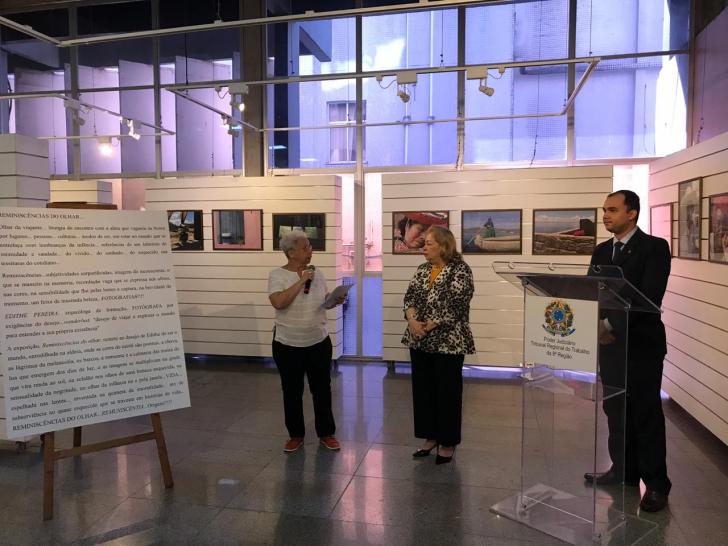 Foto da abertura da exposição onde aparecem a expositora Edithe Pereira e a desembargadora Sulamir Almeida.