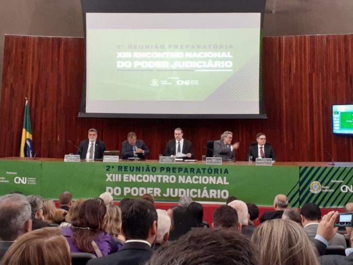 Representantes do poder judiciário sentados na bancada para o XIII Encontro Nacional do Poder Judiciário