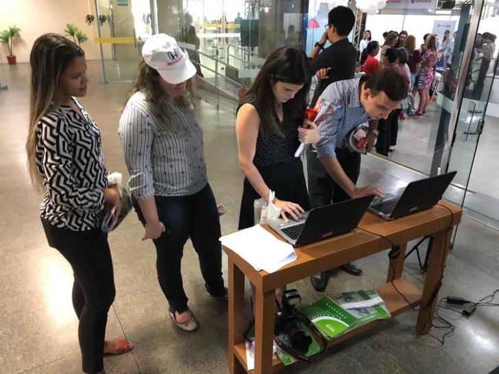 Servidores fazendo a consulta pública
