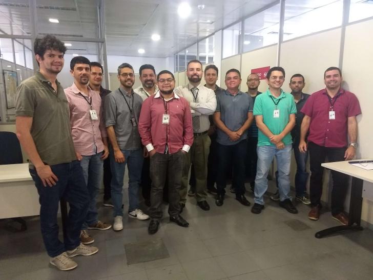 Foto do instrutor Reinaldo Gil e equipe do TRT21 no treinamento.