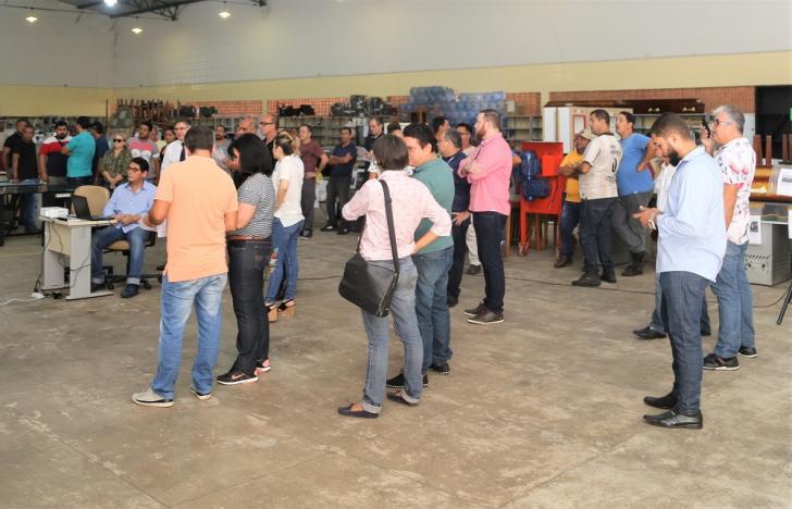 Licitantes e servidores no depósito público do TRT8