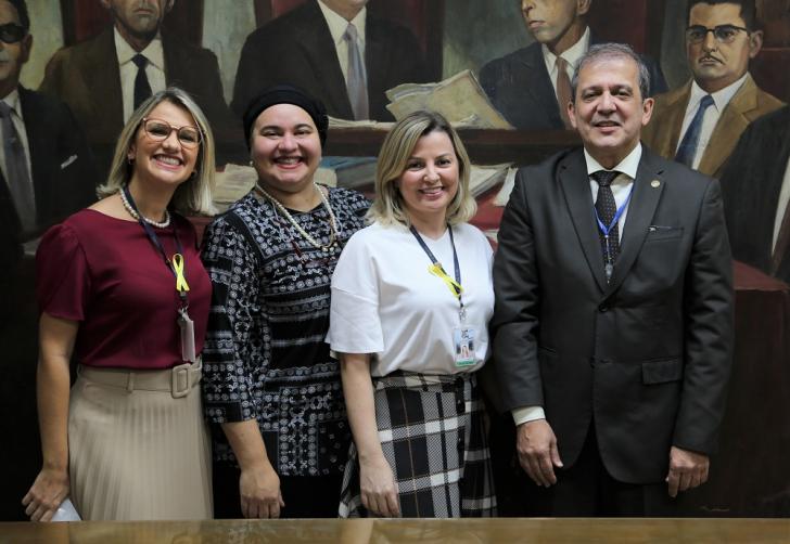 servidores do TRT8 ao lado da empossada na antessala da presidencia