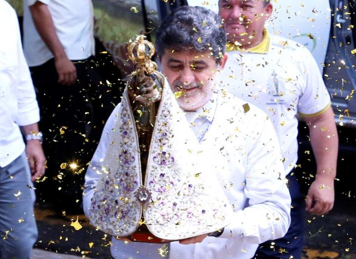 Na foto: A imagem peregrina sendo conduzida pelas escadas do TRT8 e papéis dourados picados caindo em sua frente.