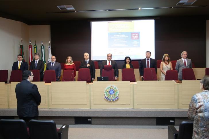 Foto: Mesa de abertura do congresso formado por dez juristas.