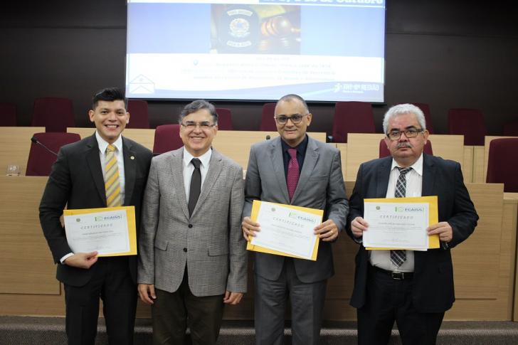 Foto: Juízes da 8ª Região mostram os certificados recebidos durante o evento.