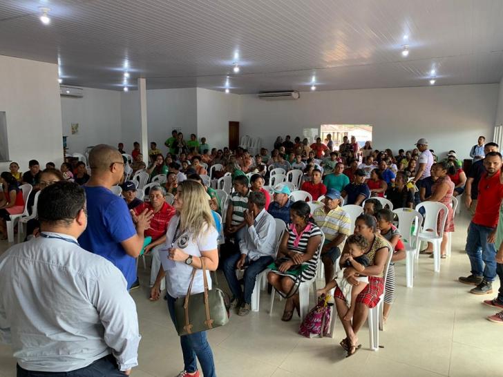 Foto: Sala de atendimento lotada de pessoas que foram ao mutirão da justiça itinerante.