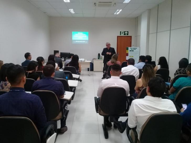 sala com servidores sentados