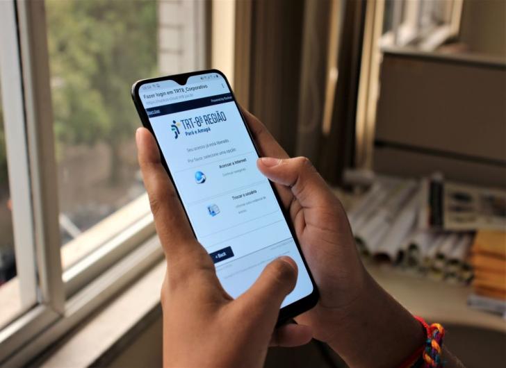 Na foto: celular na página de autenticação para conectar à rede Wi-Fi