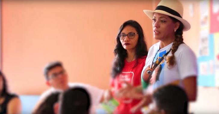 Na foto: a juíza do trabalho Vanilza Malcher e voluntária em uma sala de aula com várias crianças.