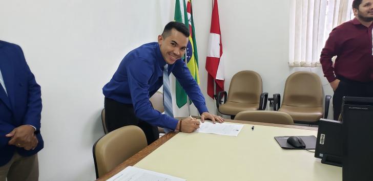 Foto: servidor assina termo de posse