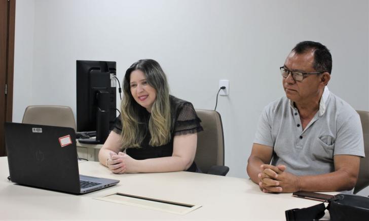 Na foto: a magistrada Erika Bechara com o trabalhador reclamante ao seu lado no momento da videoconferência.