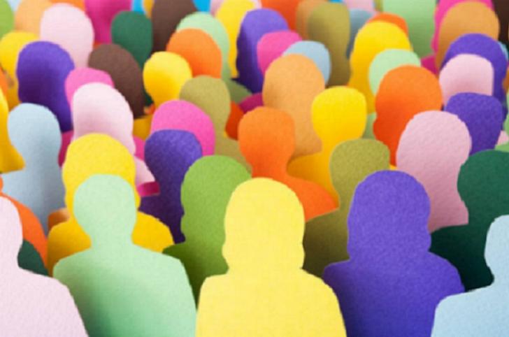 Arte: desenho colorido mostrando a Silhueta de pessoas em várias cores