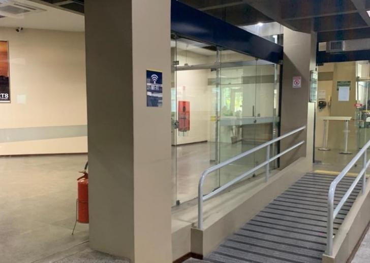 Imagem de um corredor na sede da Justiça do Trabalho da Oitava Região com um cartaz sinalizando rede sem fio wi-fi