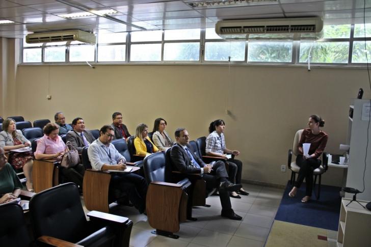 Imagem de desembargadores e membros do Comitê Gestor Local de Gestão de Pessoas em reunião no auditório