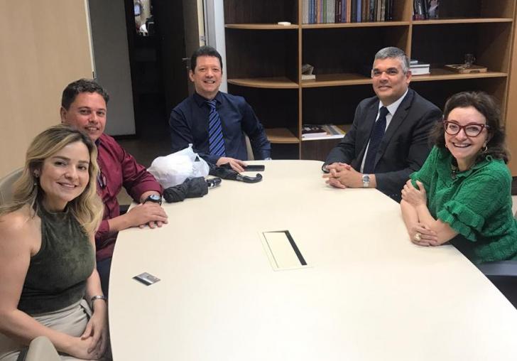 Na foto: os visitantes no gabinete da corregedora, desembargadora Graziela Colares.