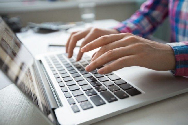 IMAGEM: Foto de mãos digitando em teclado de computador