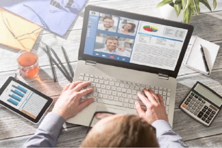 IMAGEM: Foto de computador e pessoa digitando no mesmo