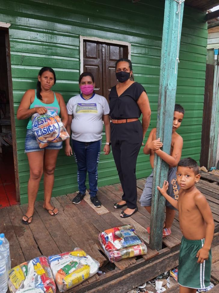 FOTO: Moradores recebendo doações no Amapá