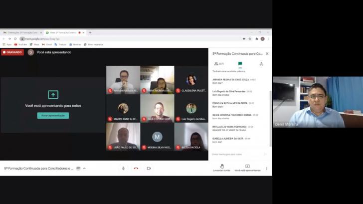 Captura de tela da abertura do evento no Google Meet. Imagem contém mosaico com participantes e quadro onde apresenta conteúdo.